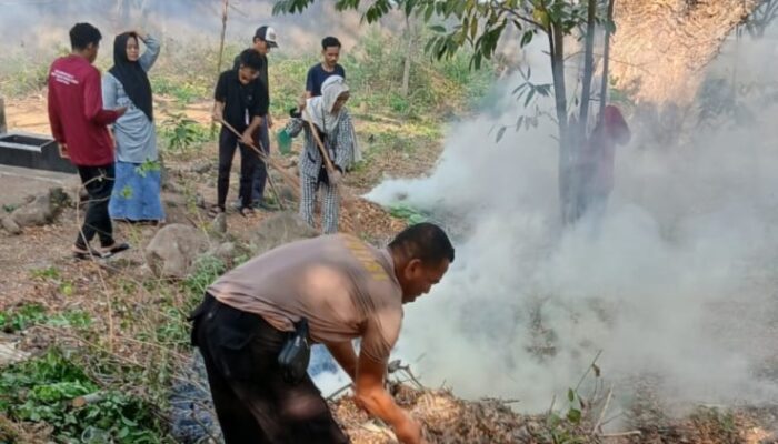 Polres Bima Kota Laksanakan Program Indonesia Asri, Gotong Royong Bersihkan Tempat Pemakaman Umum di Kelurahan Ule