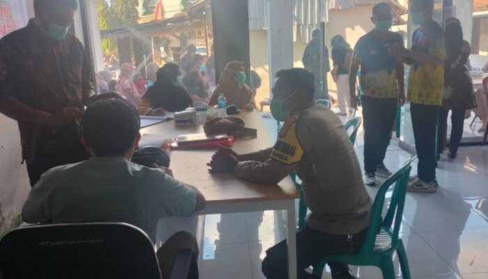 Bhabinkamtibmas Desa Sakra Pantau Pemeriksaan Kesehatan Gratis bagi Lansia