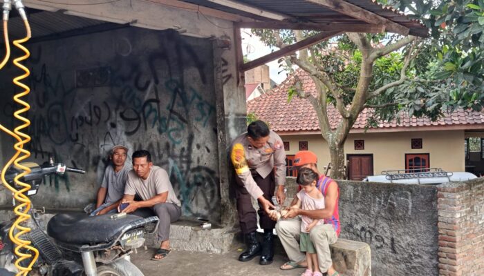 Bhabinkamtibmas Desa Kabar lakukan Sambang Desa dan Silaturahmi untuk Perkuat Sinergi Kamtibmas