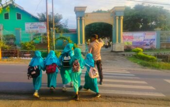 Personel Piket Jaga Polsek Suela Lakukan Pengaturan Lalu Lintas di Depan Sekolah