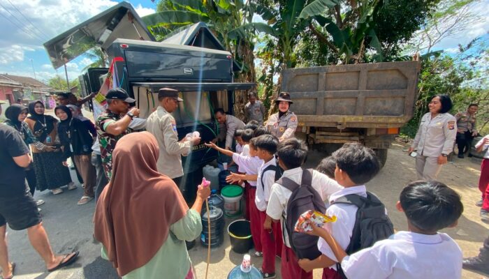 Polda NTB Bersama Polresta Loteng Salurkan 8.000 Liter Air Bersih untuk Warga Pelambik