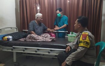 Bhabinkamtibmas Desa Teros Sambangi Kadus Timba Daya yang Sedang Dirawat di Puskesmas