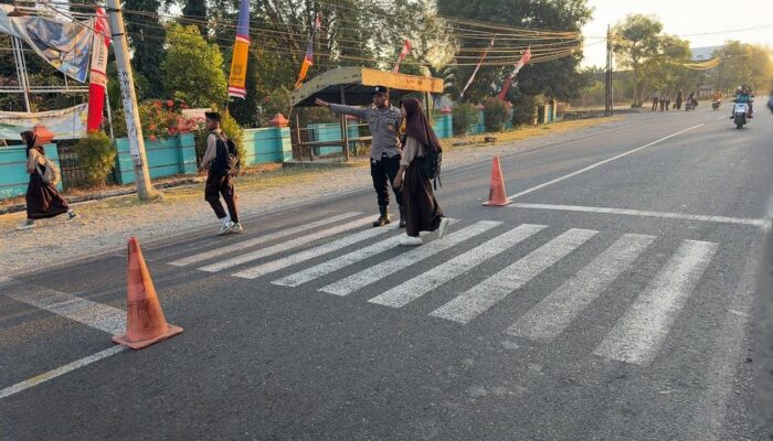 Beri Rasa Aman bagi Pelajar, Personel Polsek Utan Gelar Pengaturan Lalu Lintas Pagi di Depan SMPN 1 Utan