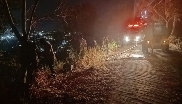 Warga dan Petugas Berjibaku Jinakkan Api Batulayar