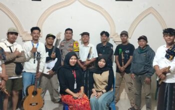 Bhabinkamtibmas Kelurahan Denggen Amankan Penutupan Lomba Karang Taruna Pendekar, Imbau Warga Jaga Kamtibmas