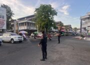 Hadir Berikan Rasa Aman di Jam Rawan Pagi, Sat Samapta Polres Sumbawa Atur Lalin dan Sebrangkan Anak Sekolah