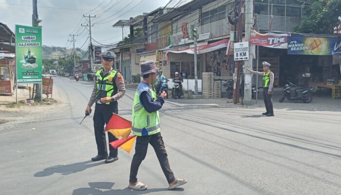 Polsek Gangga Gelar Kegiatan “Rawan Siang” di Jalan Raya Gangga – Bayan