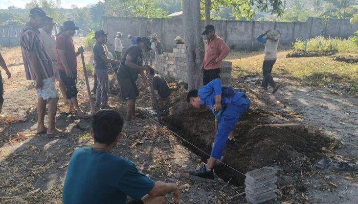 Ditpolairud Polda NTB Bersama TNI dan Masyarakat Gotong Royong Bangun Pagar TPU Desa Calabai