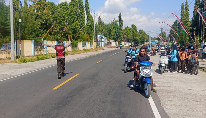 Polsek Tanjung Gelar “Rawan Siang” di Depan SMPN 1 Tanjung