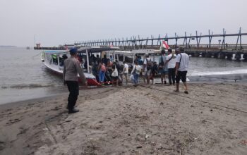 Sat Polairud Polres Lombok Utara Lakukan Pengecekan Kapal Shiptender di Pelabuhan Teluk Nara  LOMBOK UTARA – Personel Satuan Polisi Airud