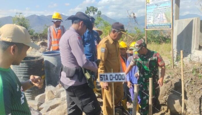 Hadiri Peletakan Batu Pertama Pembayaran Dam Sampalu, Bhabinkamtibmas Polsek Madapangga Imbau Warga Jaga dan Sukseskan Program Irigasi