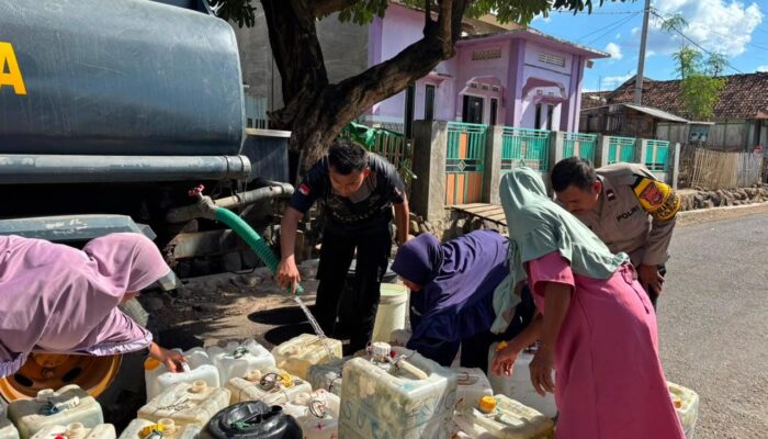 Bhabinkamtibmas Polsek Soromandi Dampingi Unit Rantis Satsamapta Polres Bima Kabupaten Salurkan Air Bersih di Desa Binaannya