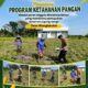 Anggota Bhabinkamtimas Polsek Senori Polresta Tuban Membantu Proses Pemupukan Tanaman Jagung Warga Desa Wanglukulon