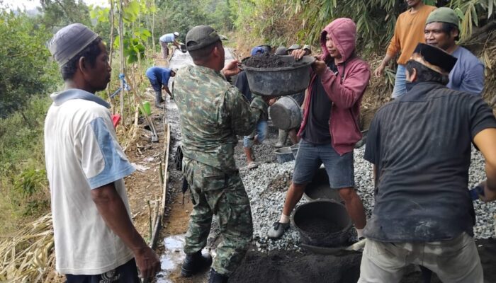 Semangat Gotong Royong Babinsa Percepat Pembangunan Jalan Pelepok