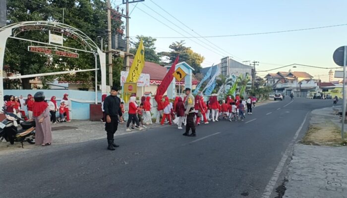 Amankan Semarak HUT RI ke-81, Jajaran Polsek Kawal Ketat Kegiatan Jalan Sehat di Kelurahan Pekat