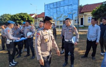 Tingkatkan Kedisiplinan Personel, Wakapolres Sumbawa Barat Pimpin Langsung Pemeriksaan Sikap Tampang dan Kerapian