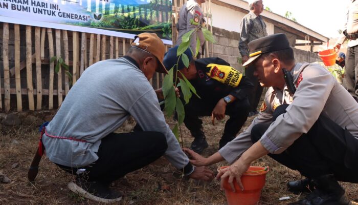 Polres Dompu Tanam Pohon Serentak Dukung Gerakan Indonesia Asri