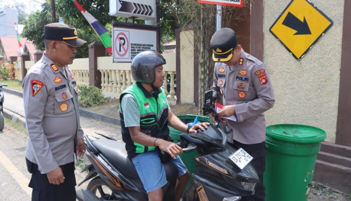 Polres Bima Kota Bagikan Ratusan Bendera, Ajak Masyarakat Kobarkan Semangat Kemerdekaan