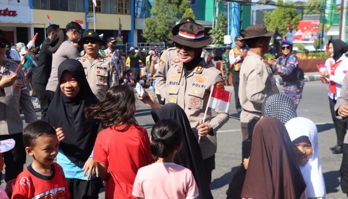 Gelora Nasionalisme Sambut HUT RI, Kapolres Sumbawa Turun ke Jalan Bagikan Ratusan Bendera dan Pita Merah Putih
