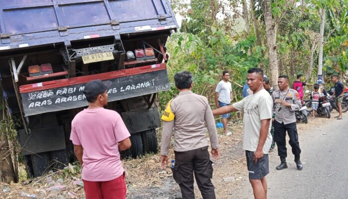 Diduga Kabin Lepas dari Pengunci, Truk Terperosok di Jalan Rontu-Kumbe Sopir di Evakuasi