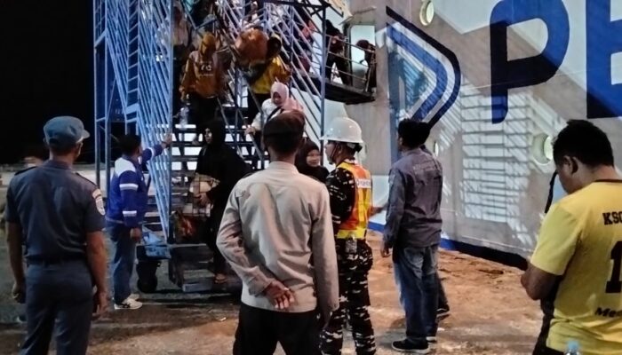 Polsek Kawasan Pelabuhan Laut Bima Amankan Embarkasi dan Debarkasi Penumpang KM AWU