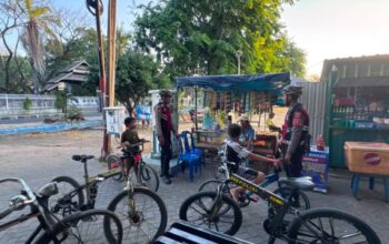 Sapa Warga Lewat Patroli Sepeda, Sat Samapta Polres Sumbawa Jaga Kondusifitas di Taman Lapangan Pahlawan
