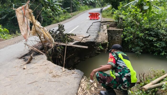 Jalan Penghubung Taman Baru-Buwun Emas Mengalami Amblas