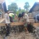 Bhabinkamtibmas Desa Sorinomo Pantau Gotong Royong Warga, Perkuat Semangat Kebersamaan
