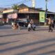 Jaga Kelancaran dan Ketenangan Pagi, Personel Polsek Pemenang Turun Jalan Atur Lalu Lintas di Simpang Empat