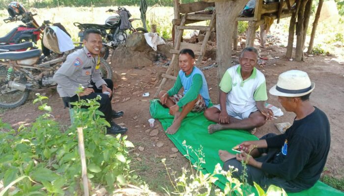 Jelang Musim Tanam, Bhabinkamtibmas Desa Woko Imbau Petani Perhatikan Waktu Tanam