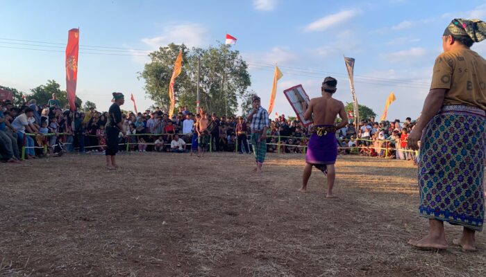 POLSEK MANGGELEWA AMANKAN PEGELARAN SENI BUDAYA PERESEAN, SEMARAKKAN HUT RI KE-81