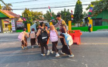 Beri Rasa Aman ke Pelajar, Piket Polsek Labuhan Badas Gelar Pengaturan Lalu Lintas Pagi di Depan SDN Karang Dima
