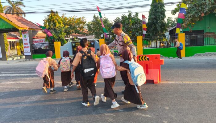 Beri Rasa Aman ke Pelajar, Piket Polsek Labuhan Badas Gelar Pengaturan Lalu Lintas Pagi di Depan SDN Karang Dima