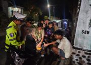 PATROLI MALAM POLRES DOMPU BUBARKAN REMAJA YANG BERKERUMUN, CEGAH GANGGUAN KAMTIBMAS