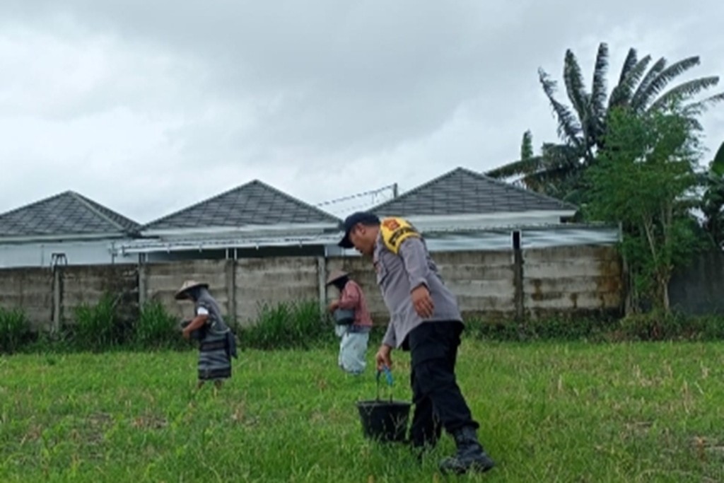 Terjun Langsung ke Lahan Warga, Polri Dorong Ketahanan Pangan Desa Karang Bongkot