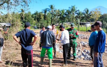 Berupaya Berikan Rasa Aman, Bhabinkamtibmas dan Babinsa Dampingi Pembagian Ahli Waris Tanah di Kelurahan Denggen