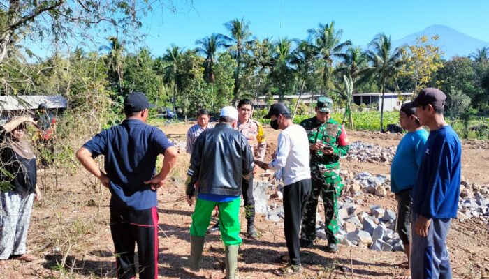Berupaya Berikan Rasa Aman, Bhabinkamtibmas dan Babinsa Dampingi Pembagian Ahli Waris Tanah di Kelurahan Denggen