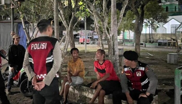 Berikan Keamanan dan Kenyamanan Masyarakat, Polisi Sumbawa Barat Patroli Malam di Taman Tiangnam