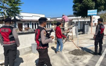 Patroli Dialogis di Jalur Pantai Balat, Polisi Ingatkan Pekerja Bangunan Utamakan Keselamatan
