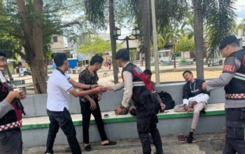Patroli Dialogis di Taman Tiangnam, Polisi Ajak Warga Jaga Keamanan dan Kenyamanan Bersama