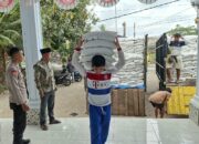 Bhabinkamtibmas Desa Lenek Daya Monitor Penyaluran Bantuan Pangan Beras, Ajak Warga Jaga Kamtibmas