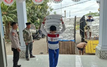 Bhabinkamtibmas Desa Lenek Daya Monitor Penyaluran Bantuan Pangan Beras, Ajak Warga Jaga Kamtibmas