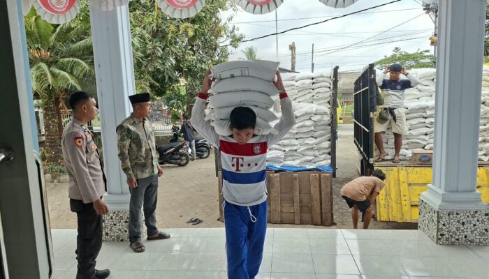Bhabinkamtibmas Desa Lenek Daya Monitor Penyaluran Bantuan Pangan Beras, Ajak Warga Jaga Kamtibmas