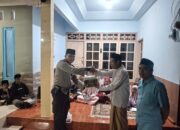 Pererat Silaturahmi dengan Warga, Bhabinkamtibmas Desa Teros Sambangi TPQ dan Berikan Al – Qur’an