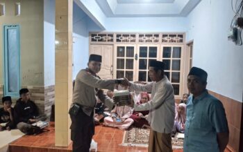 Pererat Silaturahmi dengan Warga, Bhabinkamtibmas Desa Teros Sambangi TPQ dan Berikan Al – Qur’an