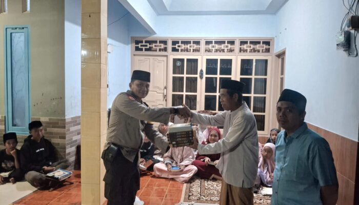 Pererat Silaturahmi dengan Warga, Bhabinkamtibmas Desa Teros Sambangi TPQ dan Berikan Al – Qur’an