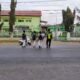 Bhabinkamtibmas Pringgabaya Gelar Strong Point Pagi, Bantu Siswa Menyeberang Jalan