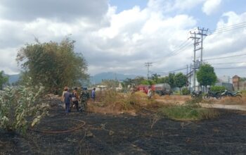 Lahan Kering Terbakar, Babinsa dan Warga Sigap Bertindak