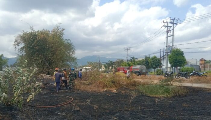 Lahan Kering Terbakar, Babinsa dan Warga Sigap Bertindak