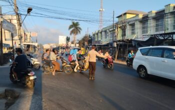 Bhabinkamtibmas Desa Pandan Duri Laksanakan Rawan Pagi, Antisipasi Kemacetan dan Kecelakaan Lalu Lintas